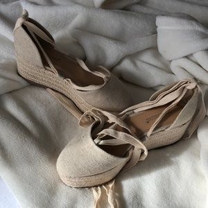 Shoedazzle wedgies size 7